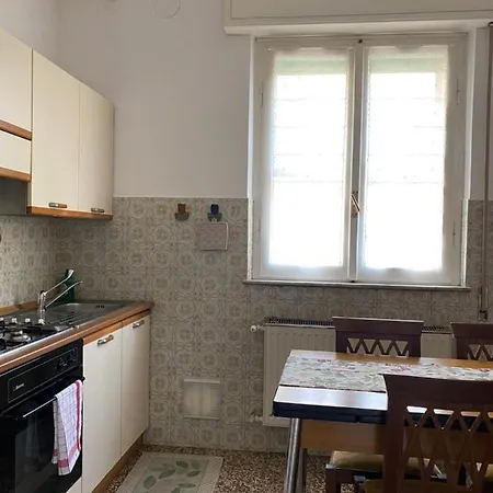 Luminoso A Due Passi Da Piacenza アパート *